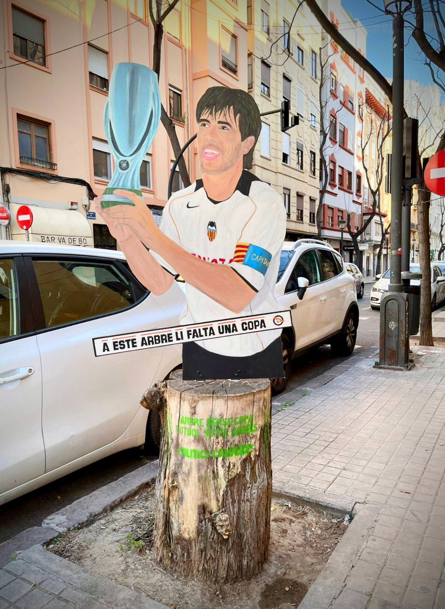 Árboles sin copa
Fútbol sin raíces

Políticos cómplices