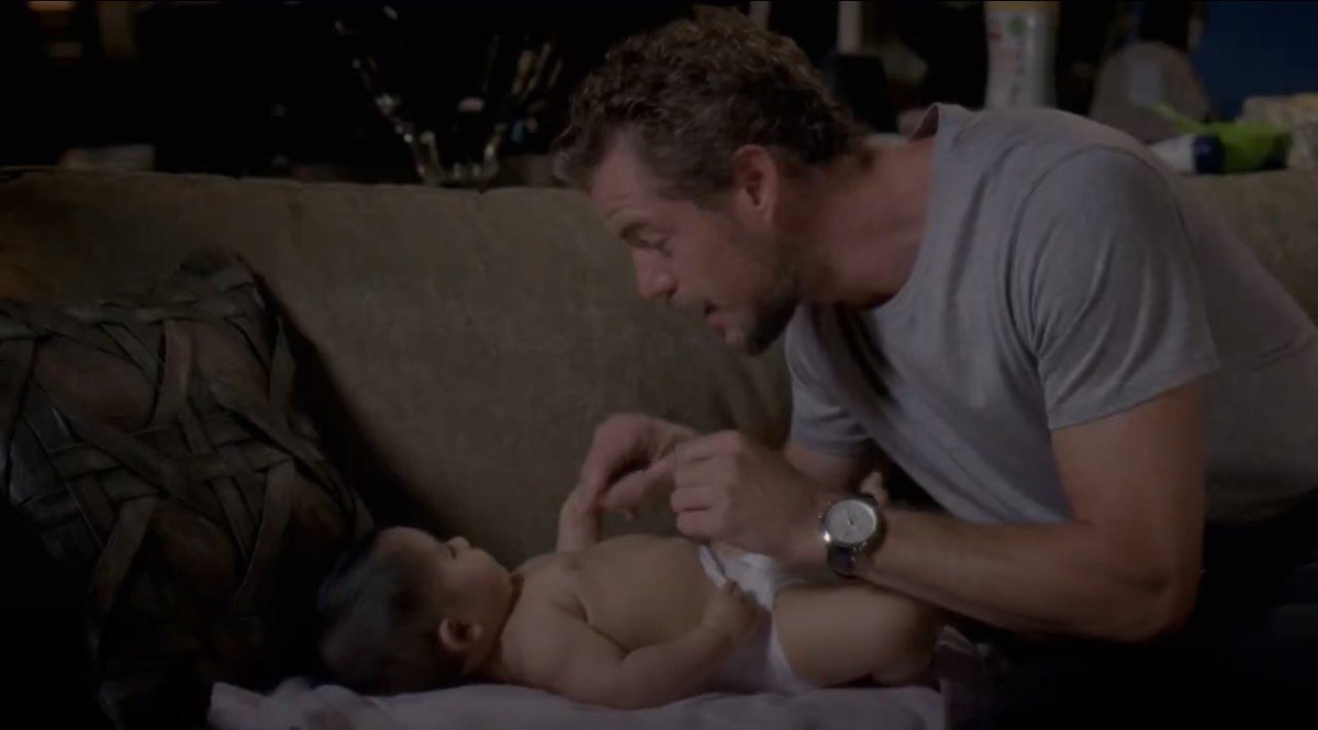 Grey's Anatomy rindió homenaje al fallecido Eric Dane con un video especial con la canción “Chasing Cars” al final del episodio de anoche. 🕊️