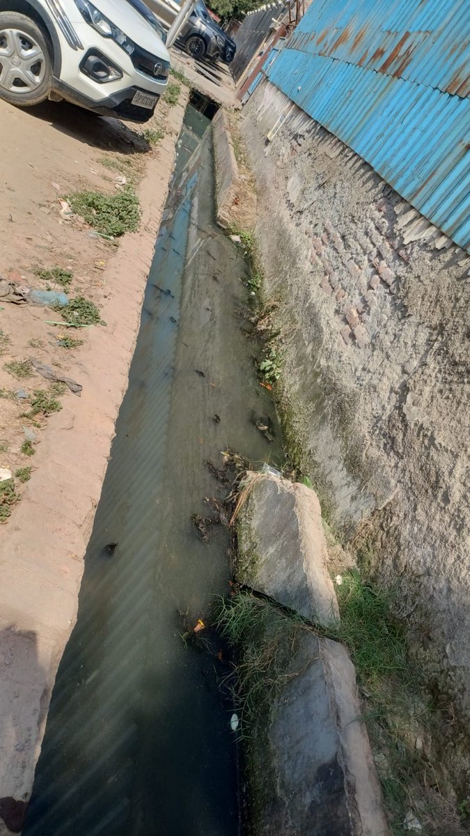 WokeistNinja's tweet photo. मेरी कंपनी के बगल में यह नाला पिछले दो साल से खुला पड़ा है। मैंने इस बारे में अधिकारियों से तीन बार औपचारिक शिकायत की है, लेकिन कोई कार्रवाई नहीं हुई है। खुले नाले से प्रदूषण फैलता है और लोग उसमें कचरा फेंकते हैं।

@noida_authority @myogioffice @dmgbnagar @CeoNoida https://t.co/ICymOO5Rqt