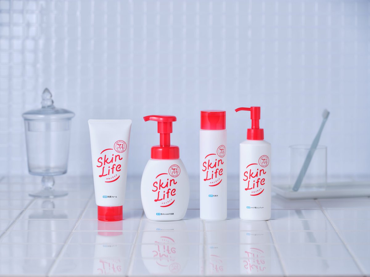 skinlifecp's tweet photo. 牛乳石鹸の薬用スキンケアシリーズ『スキンライフ』がリニューアル📣

ニキビ予防だけじゃ物足りない方におすすめしたい、スキンケアもできる薬用スキンケアシリーズ🌟

牛乳石鹸のニキビ予防ができるスキンケアシリーズとして、ニキビ予防・使用感に高い評価をいただいております。

全商品パッケージリニューアル！
人気の洗顔フォームは、香りやうるおい感がUP🆙
化粧水はCICA*¹などの美肌保湿成分*²に加えて、
整肌成分としてピュアビタミンC・持続型ビタミンC誘導体を追加配合し、『3種のビタミンC*³配合』に💛

#スキンライフ　#skinlife　#スキンケア　#薬用　#洗顔　#泡洗顔　#化粧水　#リニューアル　#ニキビ　#ニキビ予防　#プチプラ　#ドラコス
