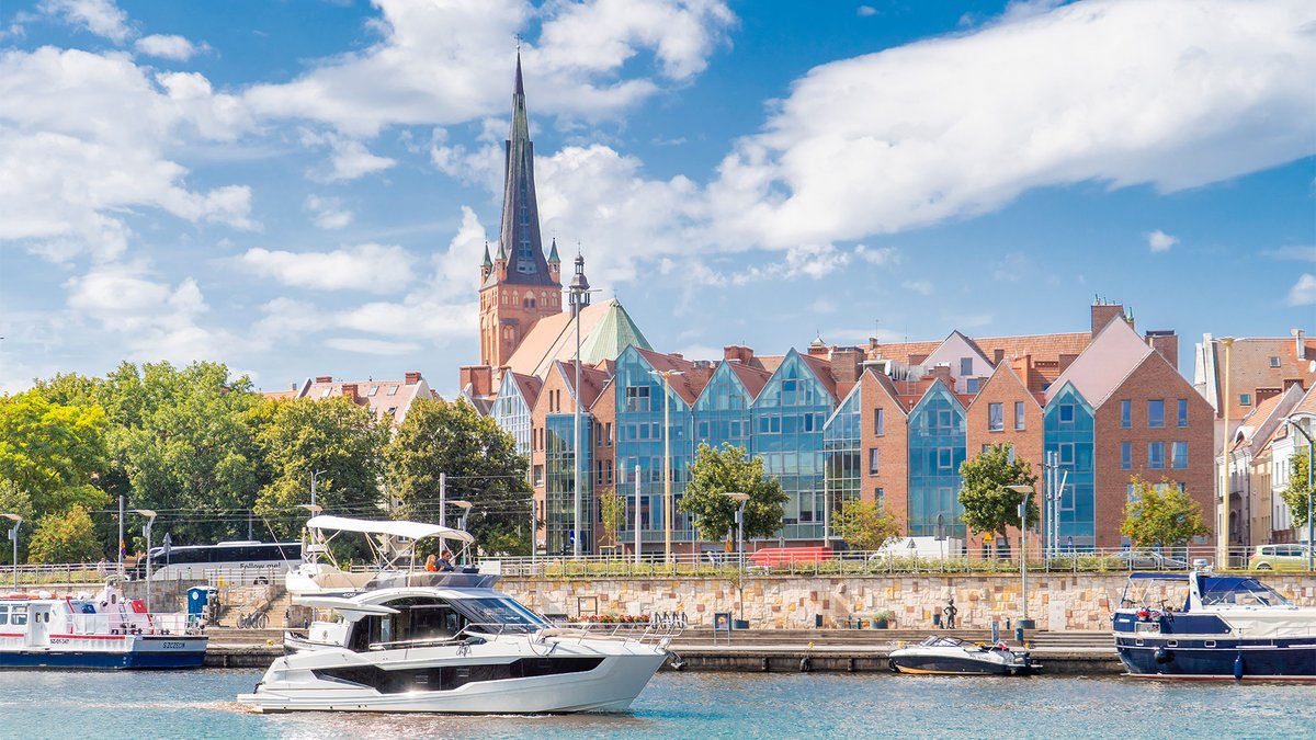 LPL_Airport's tweet photo. This is Szczecin!
Fly direct from Liverpool to @SzczecinAirport in 2026 and enjoy a break in this beautiful Polish city.
Book your flights now with @Ryanair from as little as £29.98 return. https://t.co/CyKrUMWTPH