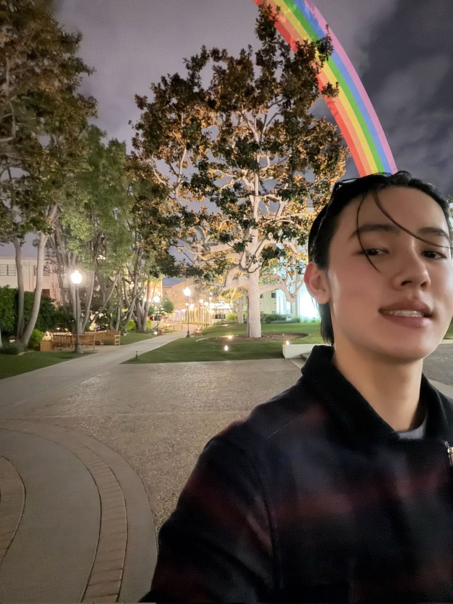 pelangi jaman skrng genit genit jir malem hri pun dia trobos demi mlihat eom seonghyeon secara jelas