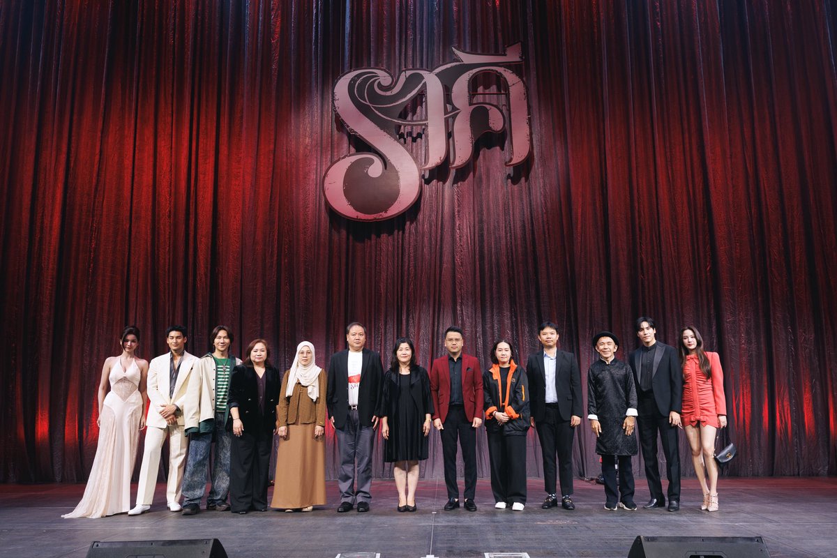 PMCenter_th's tweet image. เก็บตกความยิ่งใหญ่จากงาน #ราคีGALA 📸 คณะผู้บริหารจาก #PMCenter ร่วมเป็นเกียรติกับทีมนักแสดงและผู้กำกับ พร้อมขอแสดงความยินดีกับภาพยนตร์ "#ราคีTHESTAIN" ที่กวาดรายได้เปิดตัววันแรกไปถึง 5 ล้านบาททั่วประเทศ! 🎉 หนังดีคุณภาพแน่นขนาดนี้ ไปพิสูจน์ด้วยตาคุณเองได้แล้ววันนี้ 🎬🍿