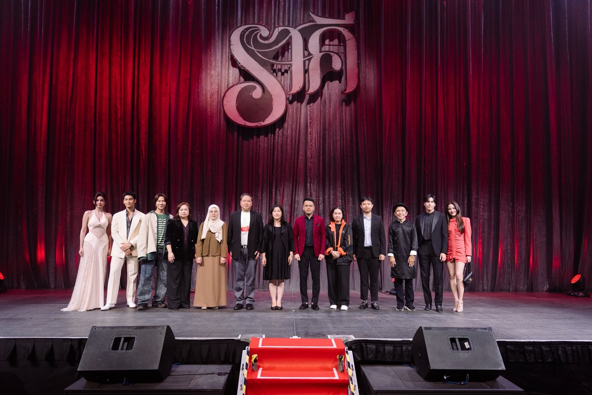 PMCenter_th's tweet image. เก็บตกความยิ่งใหญ่จากงาน #ราคีGALA 📸 คณะผู้บริหารจาก #PMCenter ร่วมเป็นเกียรติกับทีมนักแสดงและผู้กำกับ พร้อมขอแสดงความยินดีกับภาพยนตร์ "#ราคีTHESTAIN" ที่กวาดรายได้เปิดตัววันแรกไปถึง 5 ล้านบาททั่วประเทศ! 🎉 หนังดีคุณภาพแน่นขนาดนี้ ไปพิสูจน์ด้วยตาคุณเองได้แล้ววันนี้ 🎬🍿