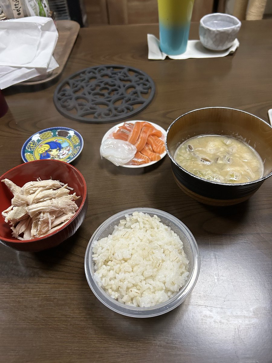 サーモン、🐙、鶏胸肉P45 F17 C72 1日でP133 F32 C237 大体1366kcal