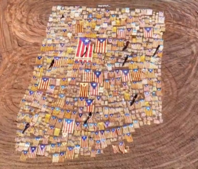 ⬛️⬜️ N'han tret 900, però no impediran que en continuem posant. Omplim Catalunya d'estelades!

Contra l'espanyolisme i el feixisme!

👉Les pots aconseguir a botiga.assemblea.cat/cercar?control…