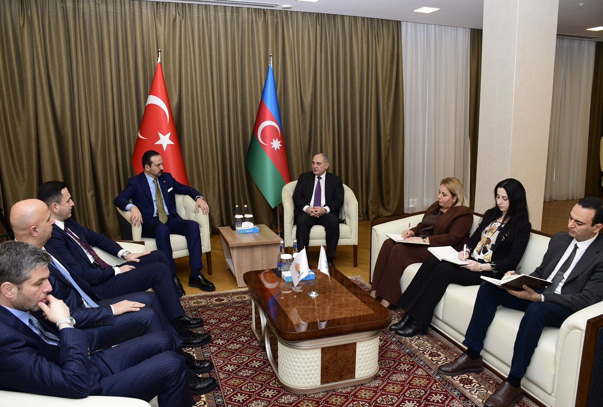 Yeni Azerbaycan Partisi Genel Başkanvekili Tahir Budaqov ile Bakü’de, parti genel merkezinde bir araya geldik.🇹🇷🇦🇿

Cumhurbaşkanlarımızın liderliğinde kardeş partilerimiz arasındaki işbirliğini ve bu yıl gerçekleştireceğimiz faaliyetleri değerlendirdik.  

Nazik konukserverliği