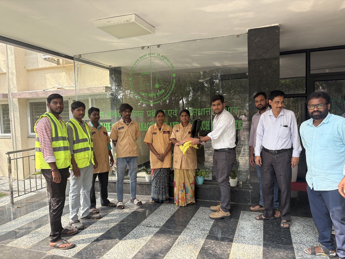 OfficerC1869's tweet photo. Day 10 of swachhata pakhwada 
Felicitation of safai mitra at IGMRI Hyderabad 
#swachhatapakhwada2026
@igmrihapur @fooddeptgoi https://t.co/OyVt3GYQMF