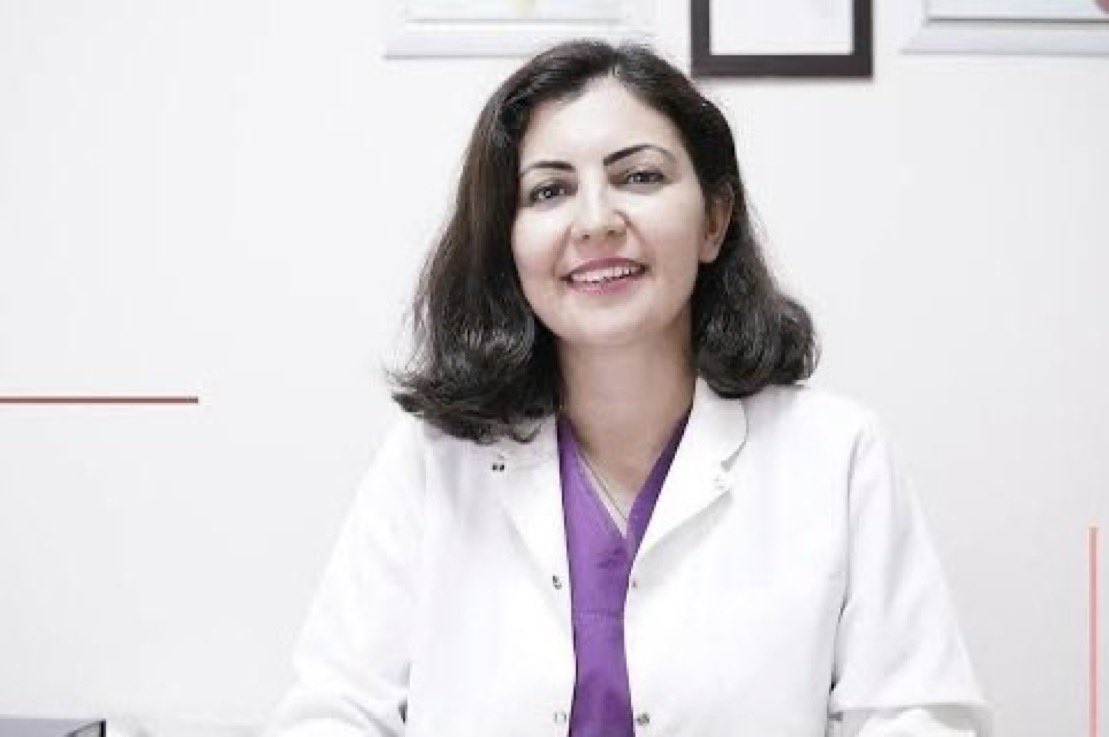 SaglTum's tweet photo. İDDİALARA GÖRE : 

Doktor, yanlış ilaç yüzünden entübe edilerek yoğun bakıma alındı!

Jinekolojik Onkoloji Uzmanı Şule Gül Aydın (43), yaşadığı bir rahatsızlık nedeniyle kendisine eczaneden ilaç talep etti.

İlaç istem sisteminde alt alta olduğu için yanlış ilacı reçete ettiğini ne kendisi ne eczacı ne de ilacı uygulayan hemşire fark etti...

Kas gevşetici Musco**l yerine, genel anestezide kullanılan Musc**on isimli ilacın yapıldığı doktorun yoğun bakımda hayati tehlikesi devam ediyor.