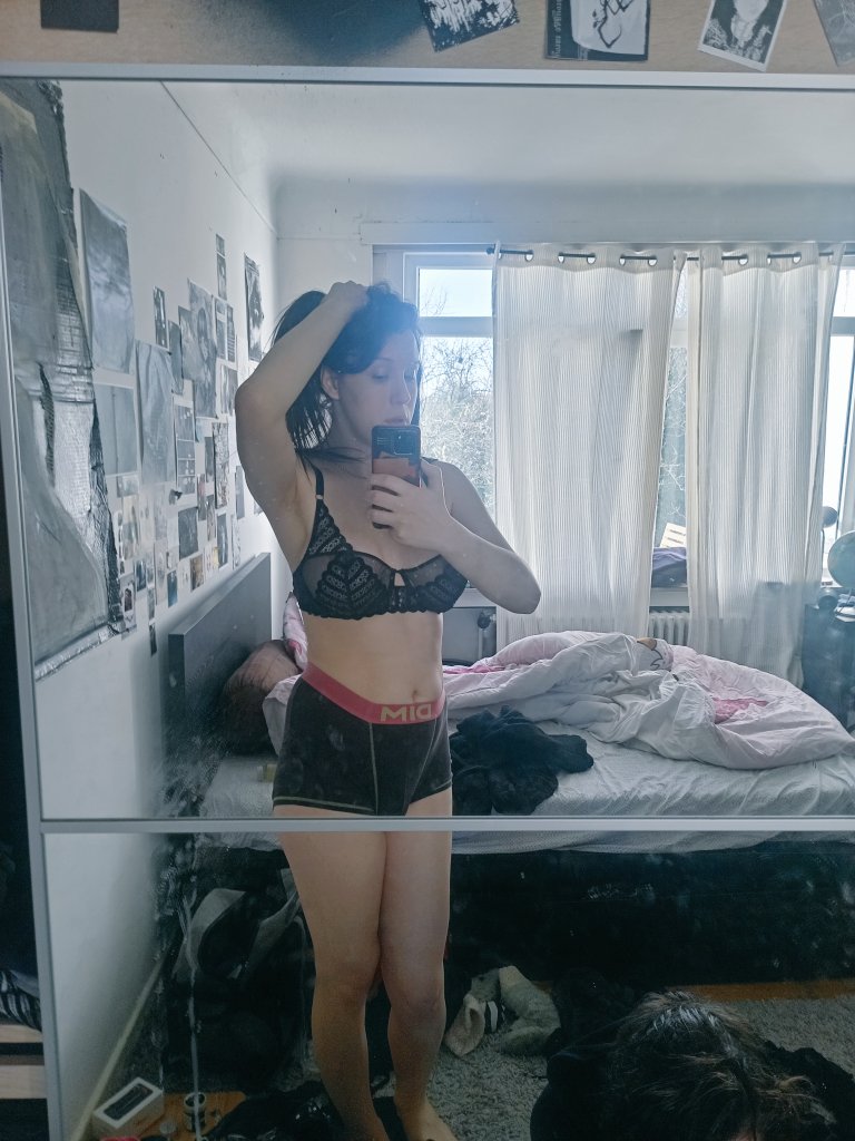 Émilie out tweet media