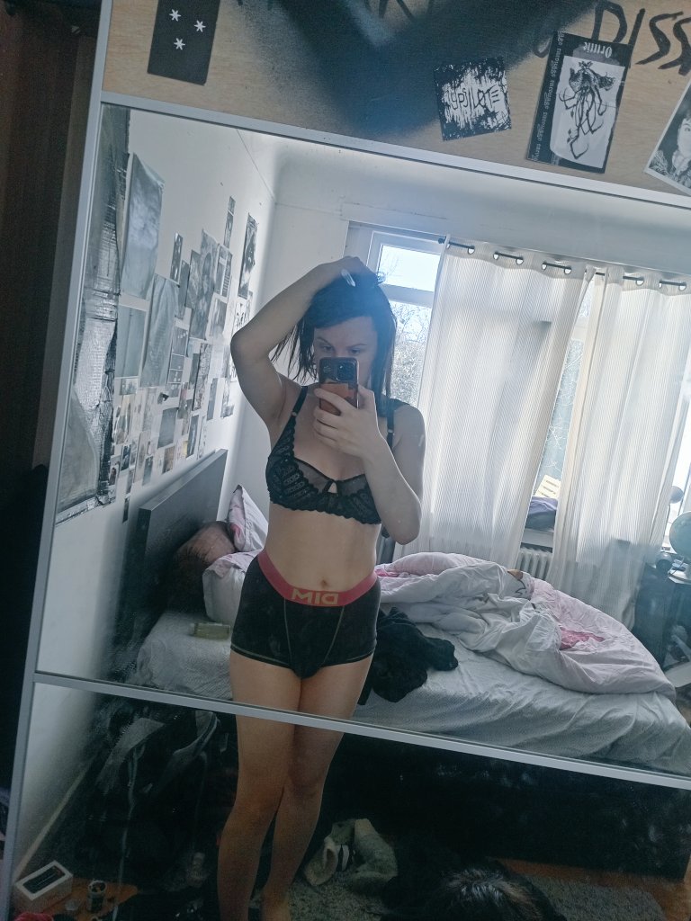 Émilie out tweet media