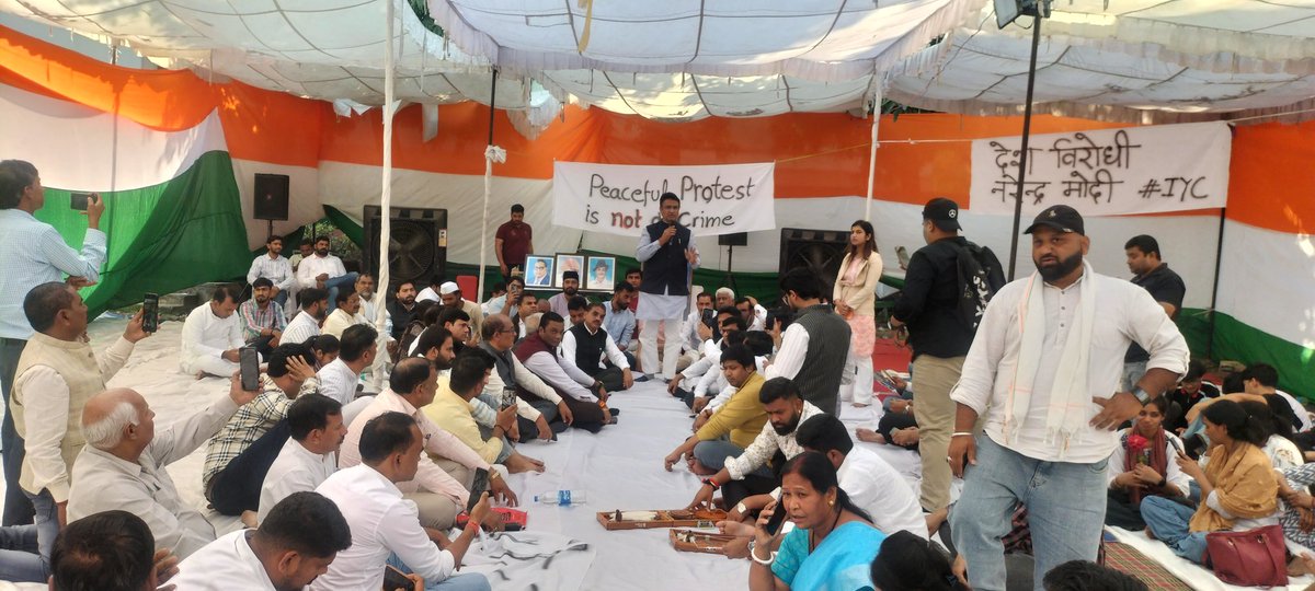 ShankerPandey5's tweet photo. दिल्ली कांग्रेस के वरिष्ठ नेता एवं पूर्व प्रदेश अध्यक्ष @Ch_AnilKumarINC जी ने #NyaySatyagraha में गिरफ़्तार @IYC अध्यक्ष @UdayBhanuIYC जी और युवा कांग्रेस साथियों के समर्थन में आज युवा कांग्रेस मुख्यालय पहुंचे।
#PMisCompromised
@INCIndia 
@RahulGandhi https://t.co/dosPzP6pxC