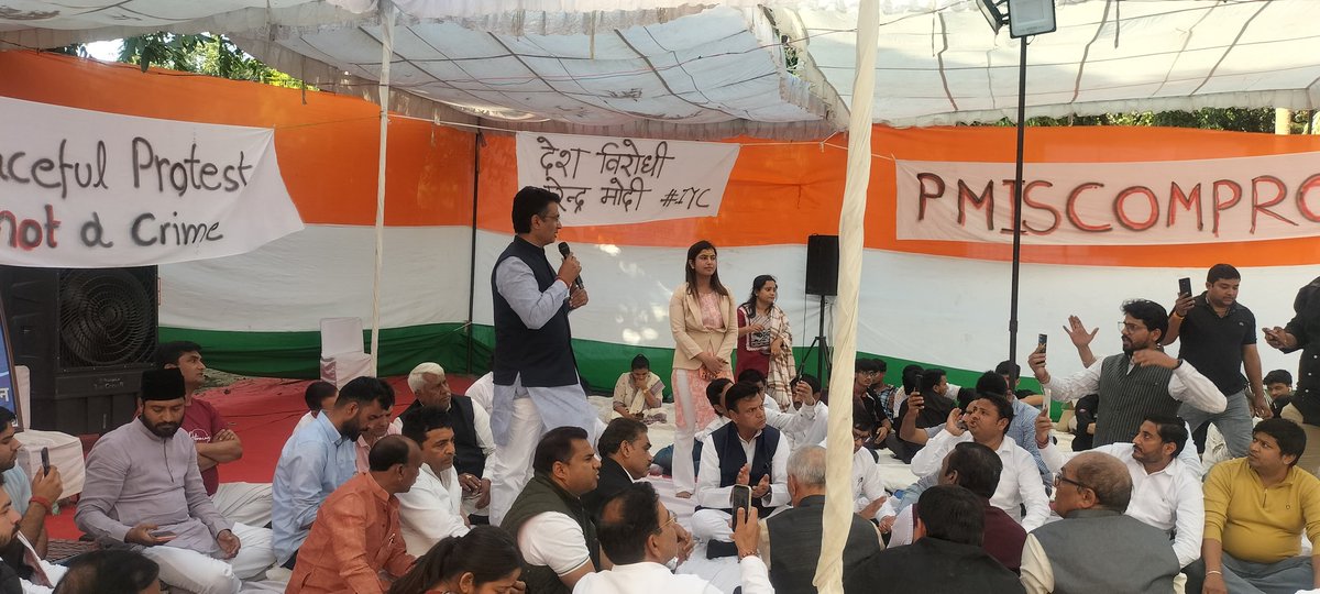 ShankerPandey5's tweet photo. दिल्ली कांग्रेस के वरिष्ठ नेता एवं पूर्व प्रदेश अध्यक्ष @Ch_AnilKumarINC जी ने #NyaySatyagraha में गिरफ़्तार @IYC अध्यक्ष @UdayBhanuIYC जी और युवा कांग्रेस साथियों के समर्थन में आज युवा कांग्रेस मुख्यालय पहुंचे।
#PMisCompromised
@INCIndia 
@RahulGandhi https://t.co/dosPzP6pxC