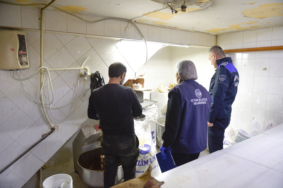 genctv.tr/adanada-firina… 
Adana’da Fırına Hijyen Baskını! İşyeri Mühürledi

Adana'da bir fırında mide bulandıran manzara ortaya çıktı. Vatandaşın sofrasına giden ürünlerin sağlıksız şartlarda hazırlandığını tespit eden zabıta ekipleri, işletmenin kapısına kilit vurdu.Adana'd...