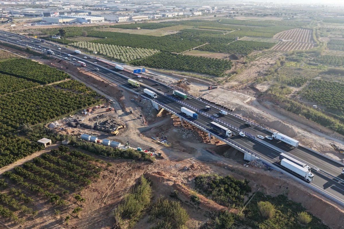 Fase final del "bypass" de València. Estaba ya abierto al tráfico pero ahora lo tenemos casi en el trazado original con una inversión de 17,3 M€. Esta semana hemos finalizado la capa de rodadura en la calzada sentido Alicante.