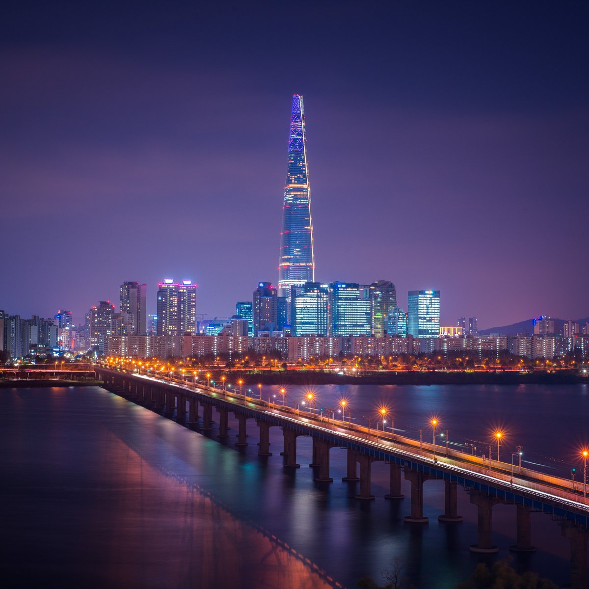 Corea del Sur es conocida por sus artículos tecnológicos, sus bienes culturales y, en general, por ser un país «muy avanzado». Pero la realidad social capitalista coreana es distópica, y el país está dominado por un puñado de grandes empresas. Veámoslo.