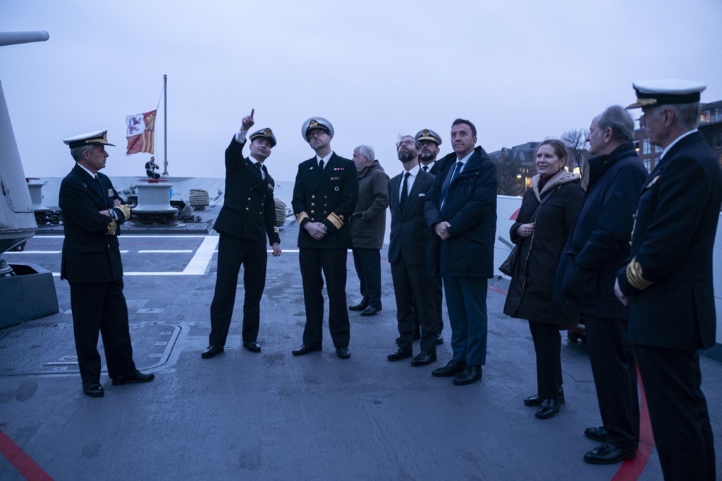 NavantiaOficial's tweet image. 🇩🇰 🚢@NavantiaOficial offers #Denmark strategic cooperation to deliver its naval programmes

A proposal for strategic #cooperation in the naval domain, as well as its capabilities to ensure fast and reliable #delivery starting in 2030.

navantia.es/en/news/press-…