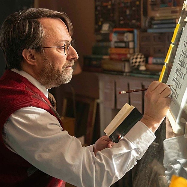Cineratura's tweet photo. - Tío John, ¿por qué no te has casado nunca? 
- Lo he ido dejando... 

T - 1. Ep. 3. 

#LUDWIG (Mark Brotherhood, 2024) 

con #DavidMitchell https://t.co/rj3hks95EC