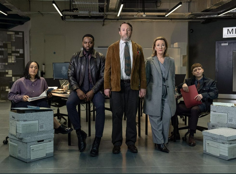 Cineratura's tweet photo. - Tío John, ¿por qué no te has casado nunca? 
- Lo he ido dejando... 

T - 1. Ep. 3. 

#LUDWIG (Mark Brotherhood, 2024) 

con #DavidMitchell https://t.co/rj3hks95EC
