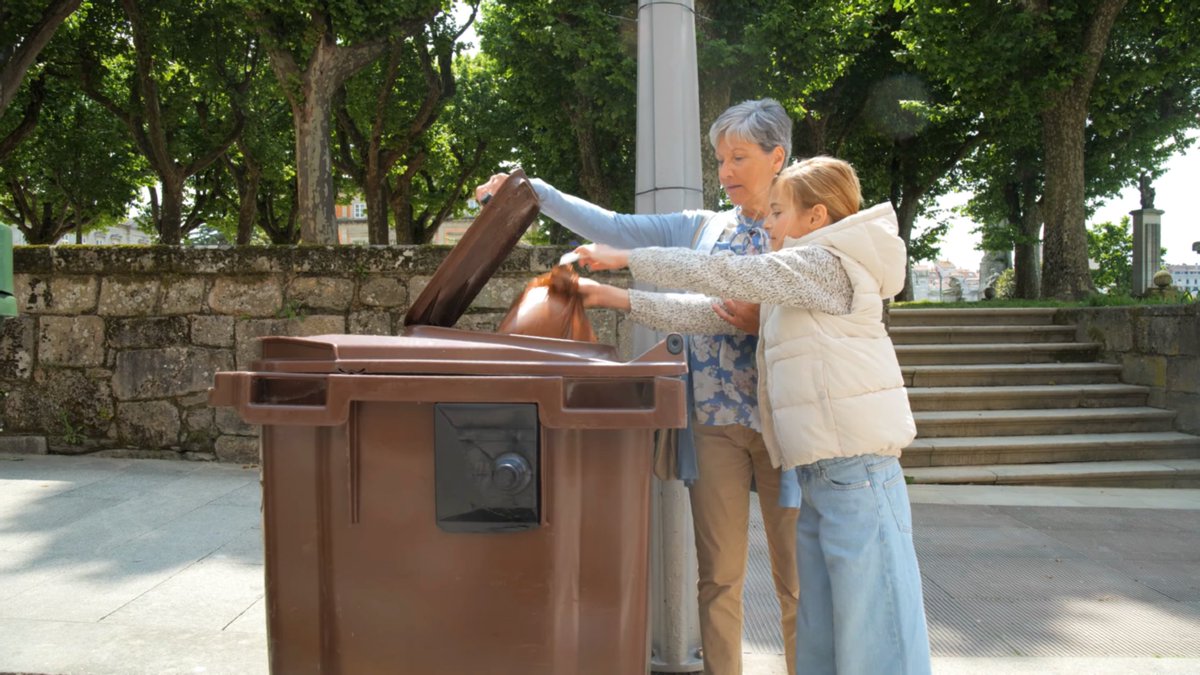 SogamaXunta's tweet image. 🤎♻️ Lembramos a importancia de usar o contedor marrón.
Separar a materia orgánica permite transformala en compost de calidade.

🎥 youtu.be/19e92XUNkTw

🌱 #ContedorMarrón #Compostaxe #EconomíaCircular