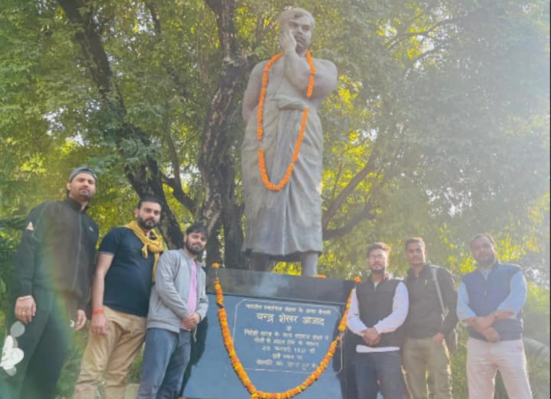 Flash2_0thunder's tweet photo. 1931 में इलाहाबाद के एल्फेड पार्क में अंग्रेजों के सामने अकेले लोहा लेने के बाद इन्होंने मातृभूमि के लिए अपने प्राणों की आहुति दी। इनकी वीरता, निडरता और देशभक्ति की भावना को प्रणाम 🫡 
#ChandrashekharAzad https://t.co/nqQUcpNaB6