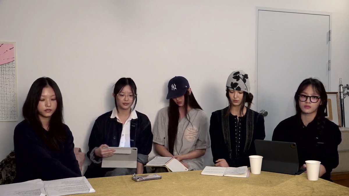 PoppyKPoppie's tweet photo. enough is enough. 
we demand hybe and ador to free all the members of newjeans. 
#하이브어도어_뉴진스에게사과해 
#ApologizeToNewJeans https://t.co/4jsvkogGCZ
