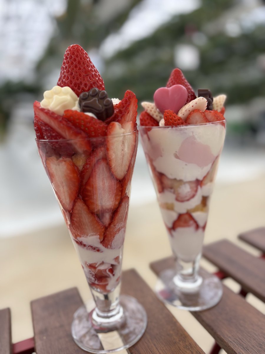 Hello8Pikmin's tweet photo. 持ち込みOKのいちご狩りができる「イチゴス横浜」🍓✨
パフェグラスとトッピング材料持参してイチゴパフェ作った🍓取ってきたイチゴを好きなだけ盛り付ける最高のオリジナルパフェが完成！とても親切なスタッフの方々
夢のような体験をありがとうございます✨
#ichigosYOKOHAMA https://t.co/pX5ua7Zust