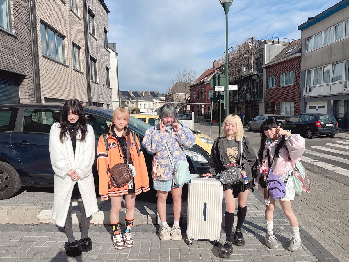 Today is our very first live show in Belgium 🦖🦕🌈 Let's share a