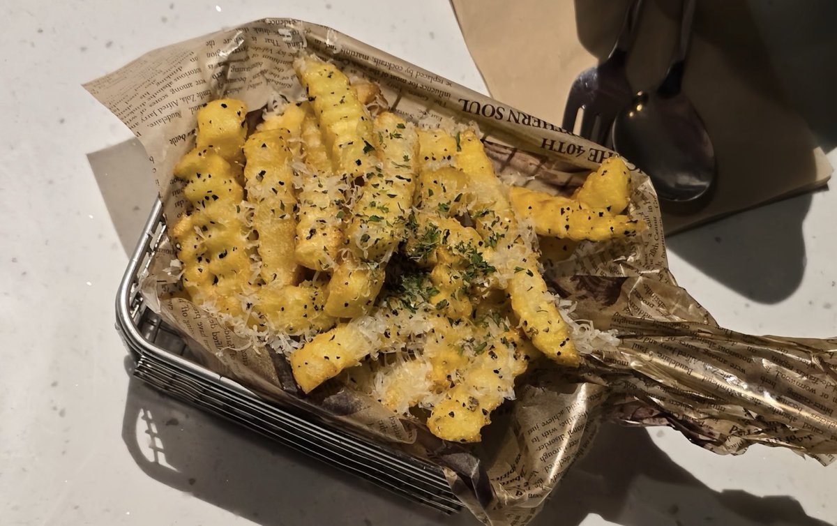 lunar_53's tweet photo. 韓国で1人ご飯に困ったら、江南にある「CHI.STARIER」おすすめ🤍サックサクのチキンとクリーミーなパスタが一緒に楽しめて本当に美味しい😌店内は落ち着いた雰囲気で、1人渡韓の時につい通っちゃうお気に入りのお店。ちなみにトリュフポテトめっちゃ美味しいﾃﾞｽ #渡韓 https://t.co/04f8fCWHUX