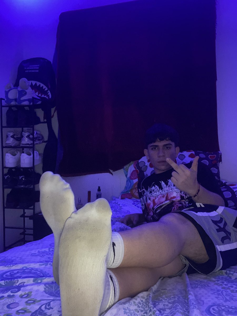 He’s losing his mind because of my white socks. Click on send and then come closer, loser 🧎🏻‍♂️‍➡️💸

#Findom #cashmaster #paypig #drainge #ATM #Socks