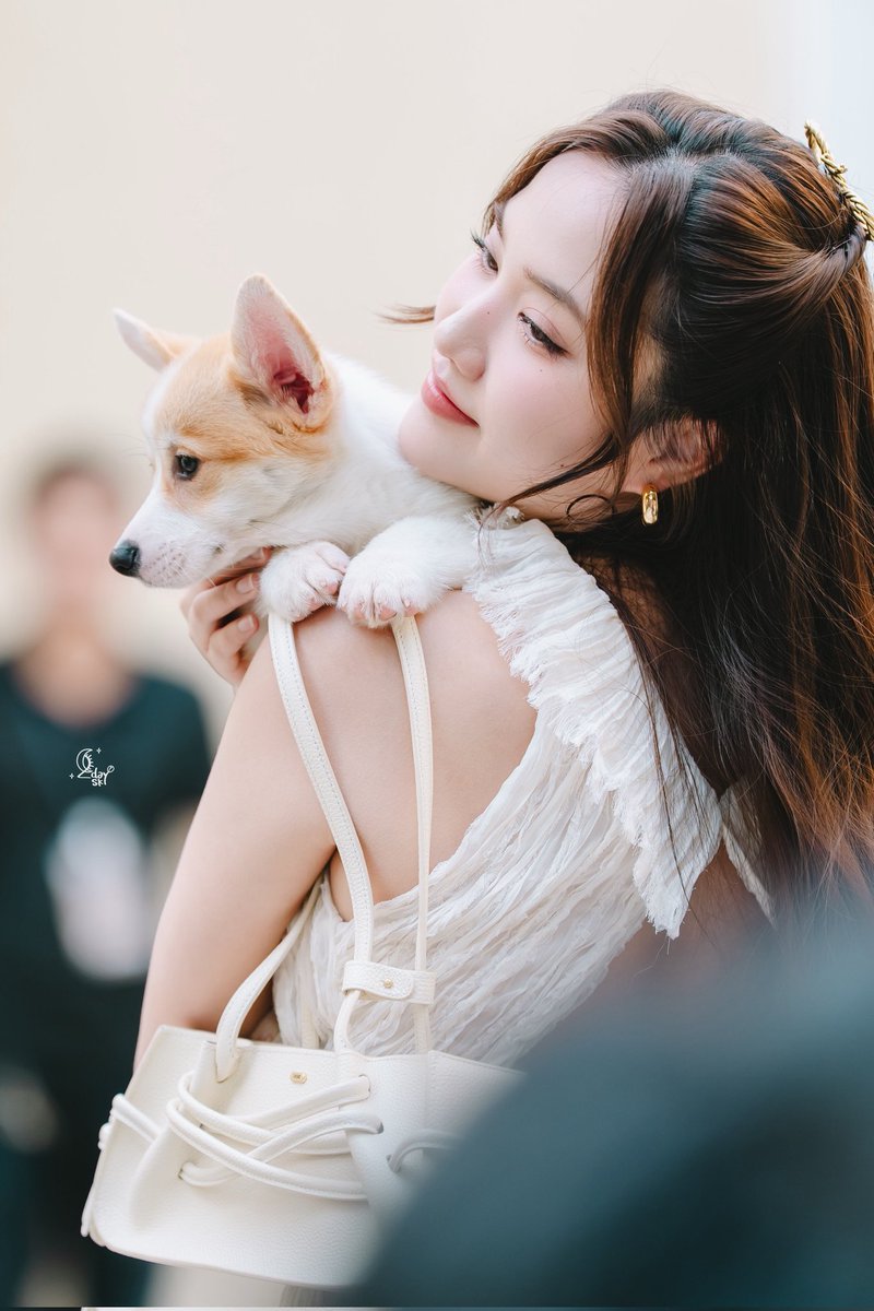 คนสวยรักสัตว์อย่าง Freen พอจะเป็นที่รักของทุกคนได้มั้ยคะ 😍

Fundao Lupo
#FundaoLupoXfreen
#srchafreen

cr. on pic