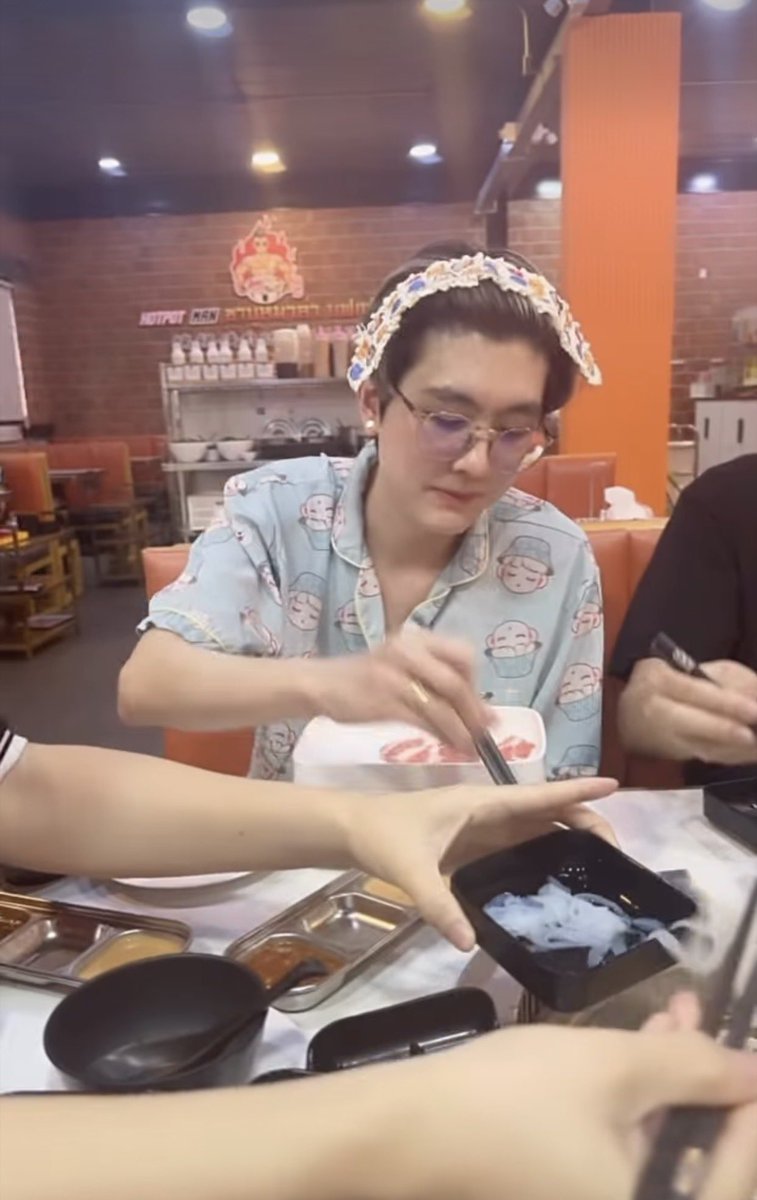 ฮีใส่ชุดนอนไปได้ทุกที่เลยว่ะ555555 วันนี้มีเครื่องหัวนะ