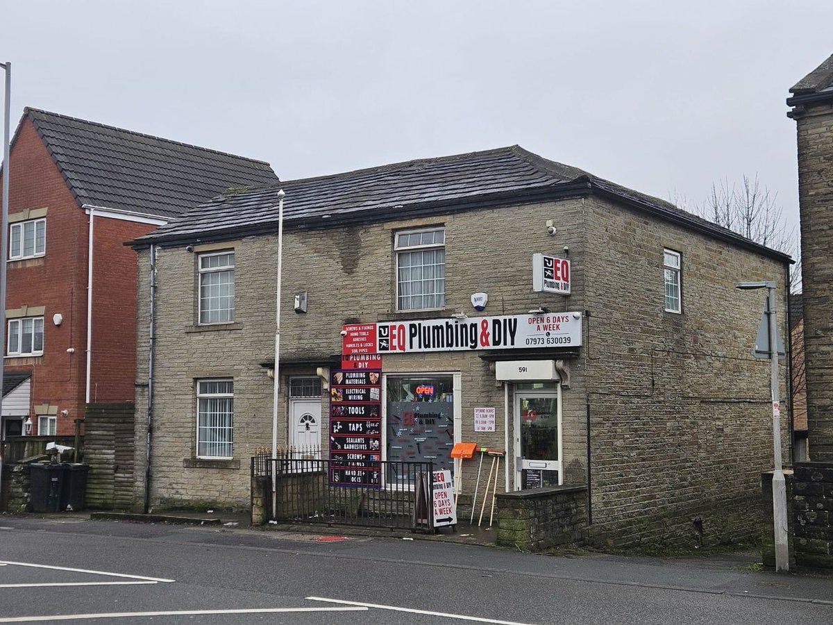 SharmaWilliamso's tweet image. New! Well proportioned commercial unit, situated on a busy main road location, Halifax Road #Bradford #shoptolet #commercialproperty Suitable for various uses.  Contact us for info.