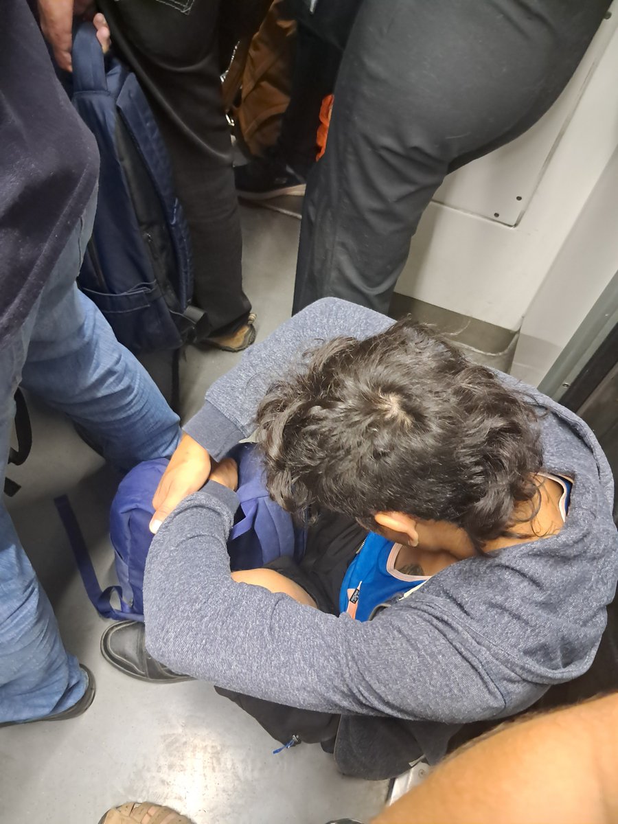 sdcphg's tweet photo. Ya van 3 días seguidos de estas conductas en el metro. Ayer iba un tipo de la CCU sentado en el suelo, el martes un estudiante y hoy este tipo. Tío @metrodesantiago necesitamos más campañas sobre no sentarse en el suelo y sobre no usar mochila en la espalda. 
@MTTStgo @mtt https://t.co/rj4eHCCSch