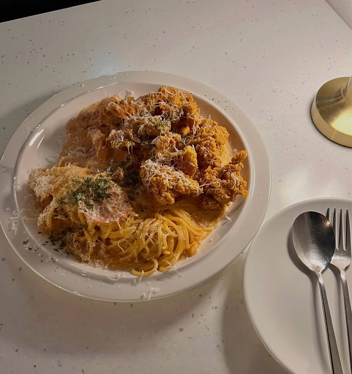 lunar_53's tweet photo. 韓国で1人ご飯に困ったら、江南にある「CHI.STARIER」おすすめ🤍サックサクのチキンとクリーミーなパスタが一緒に楽しめて本当に美味しい😌店内は落ち着いた雰囲気で、1人渡韓の時につい通っちゃうお気に入りのお店。ちなみにトリュフポテトめっちゃ美味しいﾃﾞｽ #渡韓 https://t.co/04f8fCWHUX