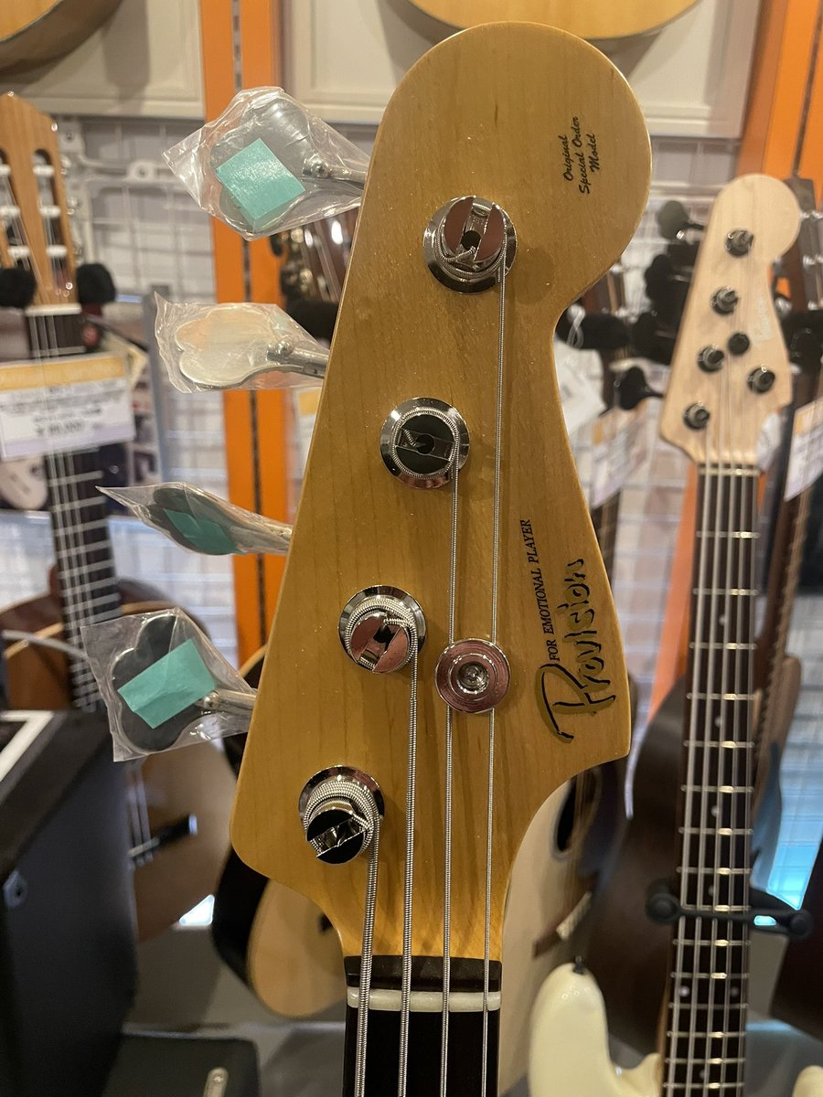 maruyaguitar's tweet photo. Provision
まる屋オーダーJBが入荷しました。
軽めのアルダーボディ3.94kg
ローズ指板180R
ベーシックな60sタイプ。
既に良いのですが、弾き込んだらもっと良い感じになるんだろうな🤔✨
カラーは経年日焼けを鑑みオリンピックホワイト。
おススメの1本です。

#Provision
#JazzBassタイプ https://t.co/9y1CGWuYPa