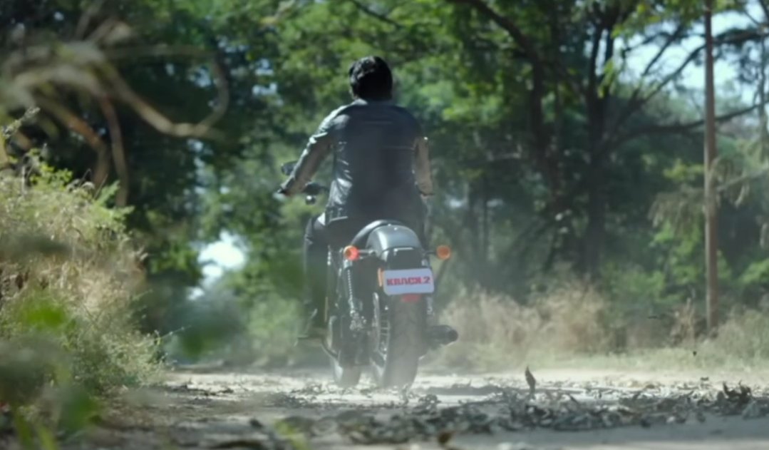 varagaadu's tweet photo. Without Any Hatred Genuine Ga Cheppandi 

Veetillo Meeru Ee Project kosam Eager Ga Wait Chesthunnaru+ #Irumudi Tharuvatha Immediate Ga Ee Project Ki Sign Chesthe Malli Hit Streak Loki Vasthadu Ani Anukuntunnaru

Choosi Reply Ivvakapothe 
Meeku Janmalo Pelli Avvadhu 😊

#RaviTeja https://t.co/D2rNMhzwQW