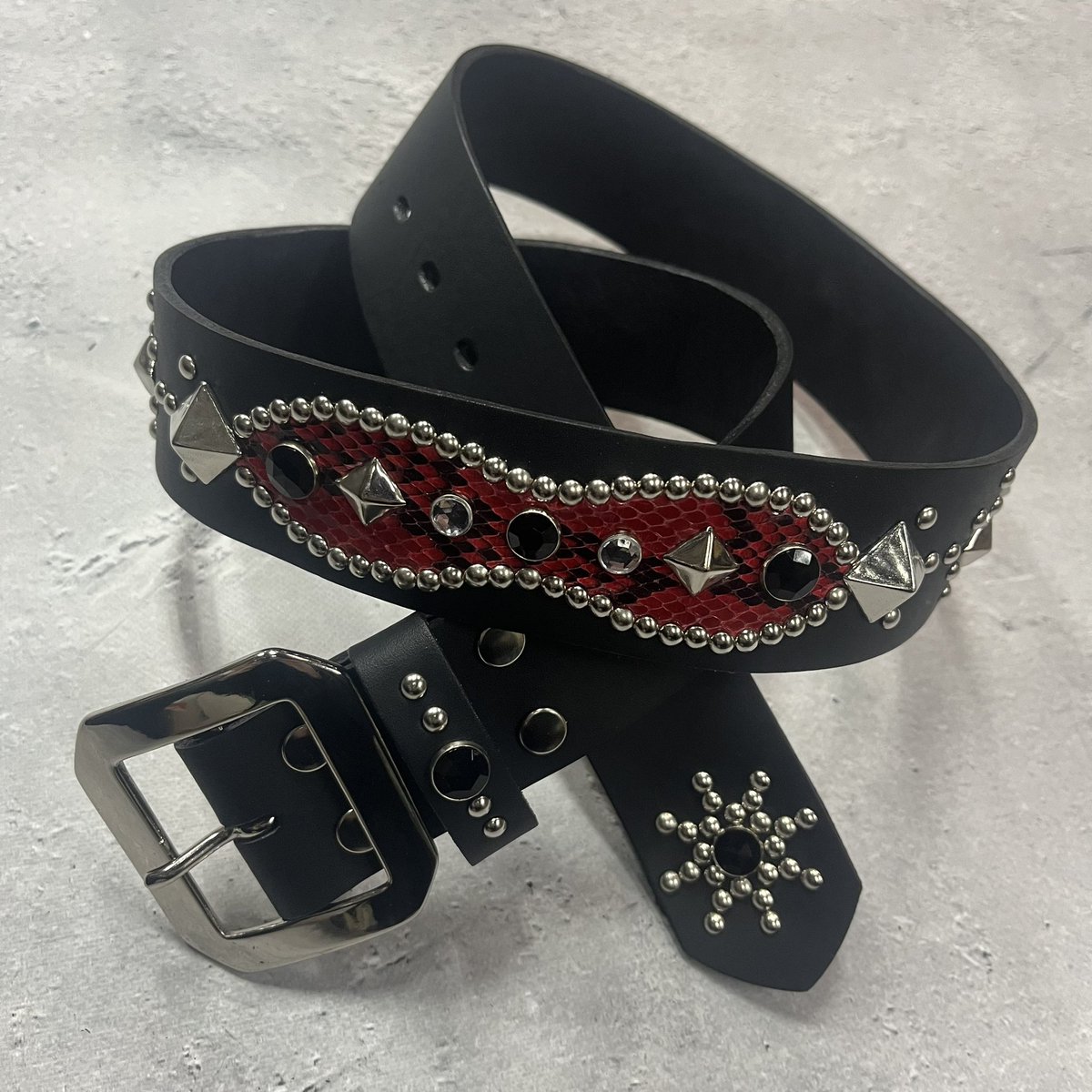 お客様オーダーの革幅40mmスタッズベルトです。大小のピラミッド