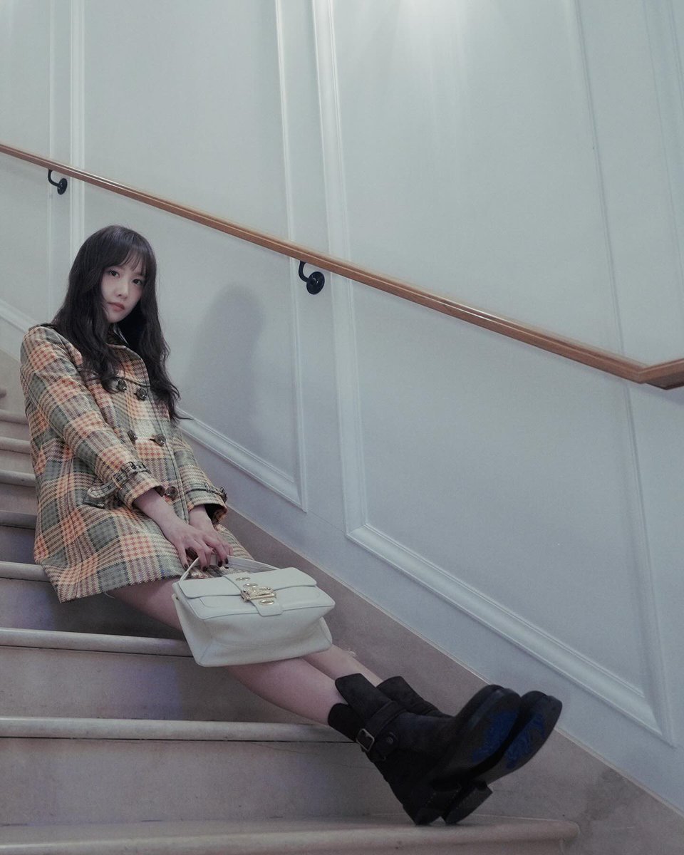 SNSD_0805's tweet photo. 윤아랑

@/yoona__lim
@/burberry

윤아와 버버리가 만난 날, 런던은 비가 엄청 내렸어. 근데 그 날의 기억이 너무 선명하고 좋은거야. 아쉬움을 꾹꾹 눌러 담아 편지를 보내. 

https://t.co/uTMSoqdqSE https://t.co/fYZdn4IR5P