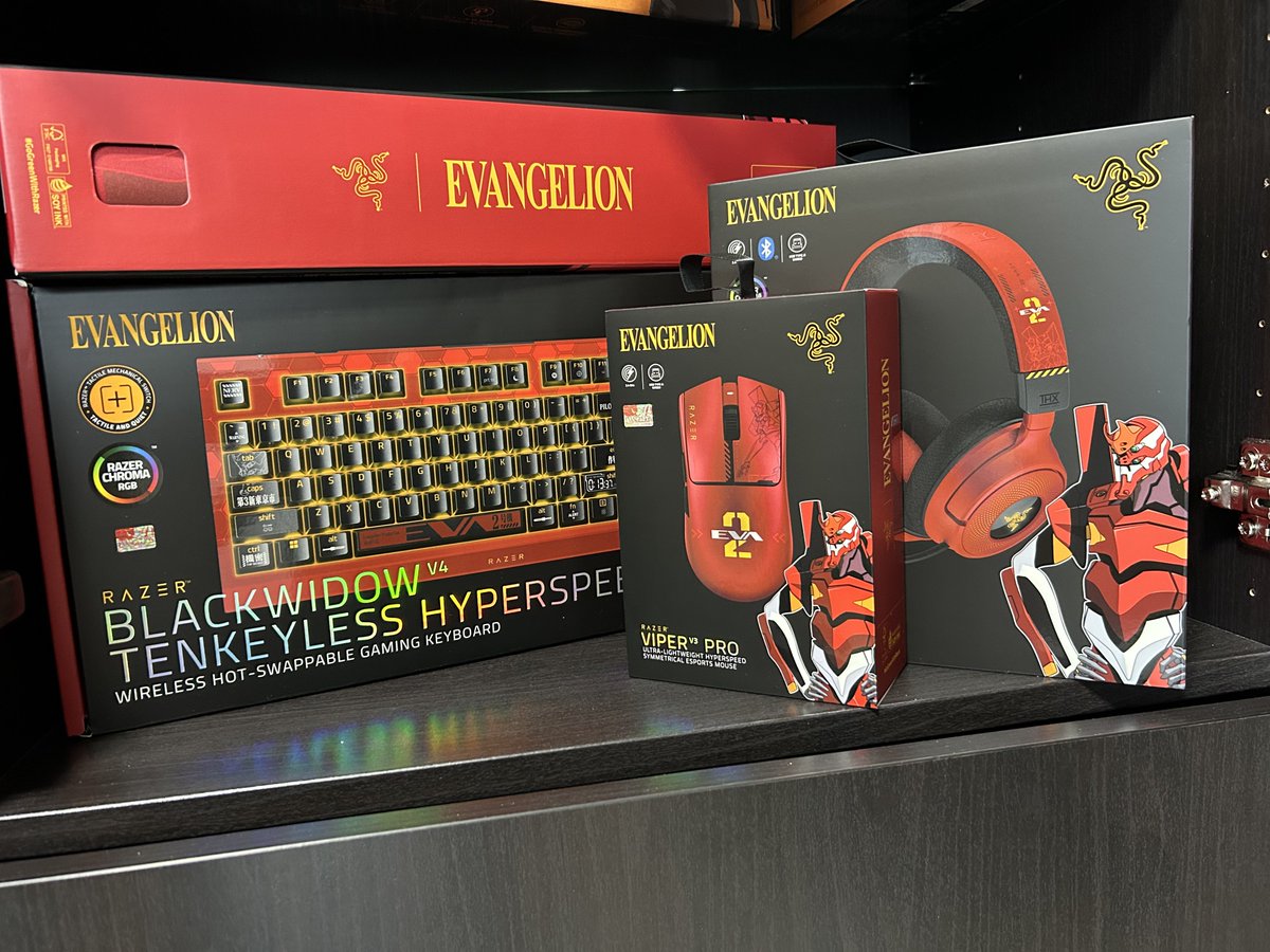 RAZER × EVANGELION
Razer（<a href="/RazerJP/">R Λ Z Ξ R 🇯🇵</a> ）様より、発売前ですがとんでもないデバイスたちを提供していただきました！🥹

なんとエヴァコラボデバイスです。2号機モデルの赤がかっこよすぎるよ…箱を飾っただけでこの見映え
３月末に発売予定らしいです👀
#pr