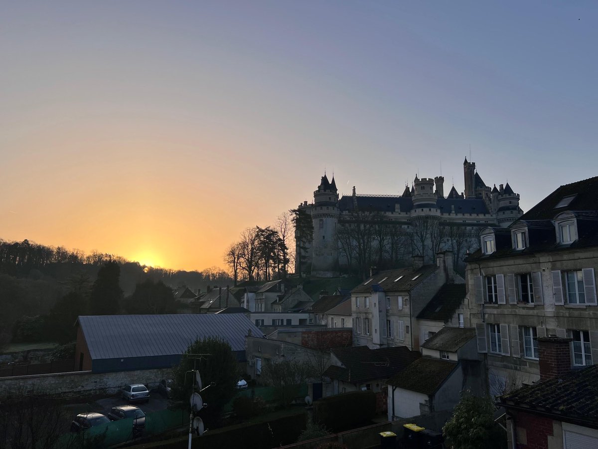 Lever de soleil saharien 🌅 sur le château de Pierrefonds (Oise), le 26 février 2026.