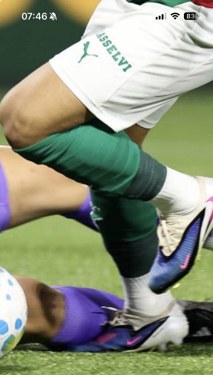 guild1_'s tweet photo. @Linhares1895 Tiveram erros a favor do Palmeiras em 2025 sim, agora vc me falar que isso aqui não foi pênalti ce tá de sacanagem. Joelho do Fábio prende o pé do Vitor no chão. https://t.co/AOuu4lyhsk