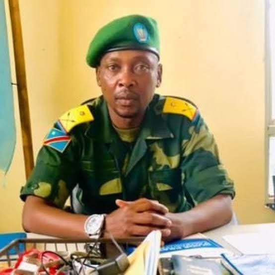 À Goma, à Rubaya, et surtout  ailleurs, les rumeurs autour de l’inhumation du colonel Willy Ngoma sont devenues un outil politique.
On parle d’enterrement « en brousse », d’anonymat, d’absence d’honneur. On insinue l’effacement. On suggère des règlements internes.

Mais posons