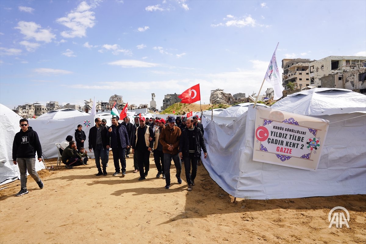 Sanatçı Yıldız Tilbe'nin bağışıyla, İsrail saldırılarında ağır yıkıma uğrayan Gazze Şeridi'nde evlerini kaybeden Filistinliler için kurulan ikinci çadır kent açıldı

◾️ "Yıldız Tilbe Çadır Kenti"nin ilki geçen hafta kuruldu

◾️ Açılışı yapılan kampların hepsinde, 80 çadırın yanı