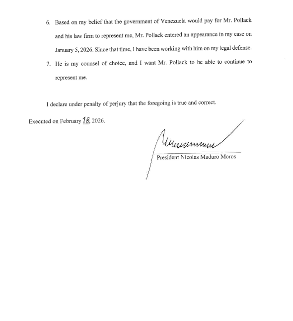 SonPolemicas's tweet photo. En los documentos ante el Tribunal de Estados Unidos, Nicolás Maduro firma como PRESIDENTE de Venezuela.
Sigue siendo Jefe de Estado en ejercicio de sus funciones, secuestrado por el gobierno de Estados Unidos, todo ese show  es ilegal. https://t.co/y0DEAOdfsW