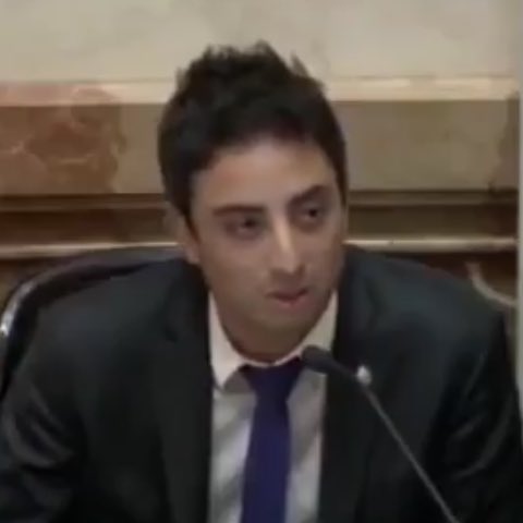 Este que dice que los GLACIARES son ROCAS que NO SIRVEN para NADA, va a votar en unas horas para que A VOS no te paguen HORAS EXTRA, te FRACCIONEN las VACACIONES y te puedan pagar la indemnización EN CUOTAS si te despiden.

Si votaste esto: TE CAGARON. Fin.