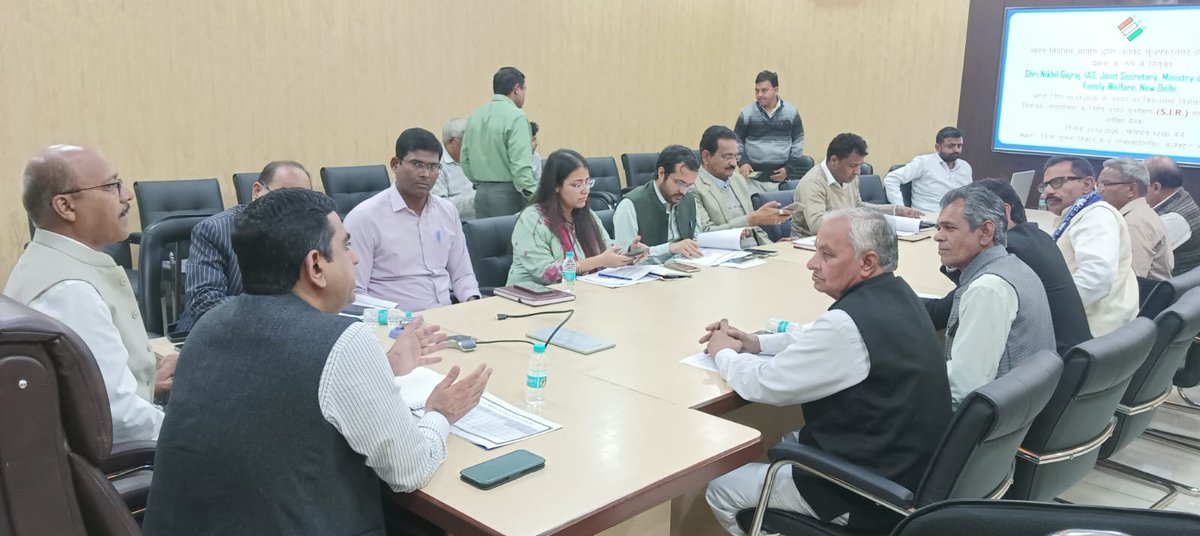 आज मुजफ्फरनगर में भारत निर्वाचन आयोग द्वारा नियुक्त विशेष रोल प्रेक्षक श्री निखिल गजराज, संयुक्त सचिव, स्वास्थ्य परिवार कल्याण मंत्रालय, नई दिल्ली के साथ विधानसभा निर्वाचन क्षेत्रों की निर्वाचक नामावलियों के विशेष प्रगाढ़ पुनरीक्षण पर विस्तृत समीक्षा बैठक आयोजित की गई।

बैठक में