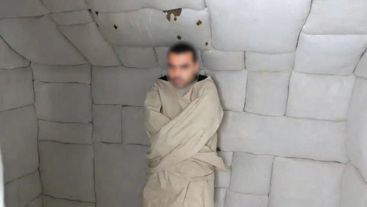 duralexsl's tweet photo. 🔴⚖️ Autopsie du parcours d'un PRÉDATEUR SEXUEL EN UNITÉS PSYCHIATRIQUES jusqu'à sa condamnation pour viol il y a 1 mois.

1/ Début années 1990 (~18 ans) - Premier internement de Mohamed Zbaïri suite à prise massive de drogues. Diagnostic : schizophrénie paranoïde + traits psychopathiques.

2/ 1990–2021 - Multiplication d’agressions sexuelles et attouchements sur patients vulnérables et personnel soignant.
Il écume les Unités pour Malades Difficiles (UMD) de France.
Signalements internes répétés, mais peu de suites concrètes.

3/ Juin 2021 - Condamné à 6 mois avec sursis pour agressions sexuelles sur 5 victimes.
Retour rapide à l’hôpital. Il continue ses agissements malgré la condamnation.

4/ Mars 2023 - Viol sur une patiente vulnérable.

5/ 2023–2025 - Enquête élargie : agressions sexuelles supplémentaires reconnues sur une infirmière et deux autres patientes vulnérables.

6/ Janvier 2026 - Reconnu coupable de viol et agressions sexuelles avec altération du discernement (schizophrénie)

Peine : 12 ans de réclusion criminelle + 10 ans de suivi socio-judiciaire.

Peine encourue : 20 ans de réclusion (13 ans avec l'altération retenue).

Les réquisitions s'élevaient à 10 ans.

Un prédateur resté 30 ans dans le système psychiatrique, avec de multiples victimes avant que la Justice ne prononce enfin une incarcération.

(Charente Libre - Illustration générée par IA)