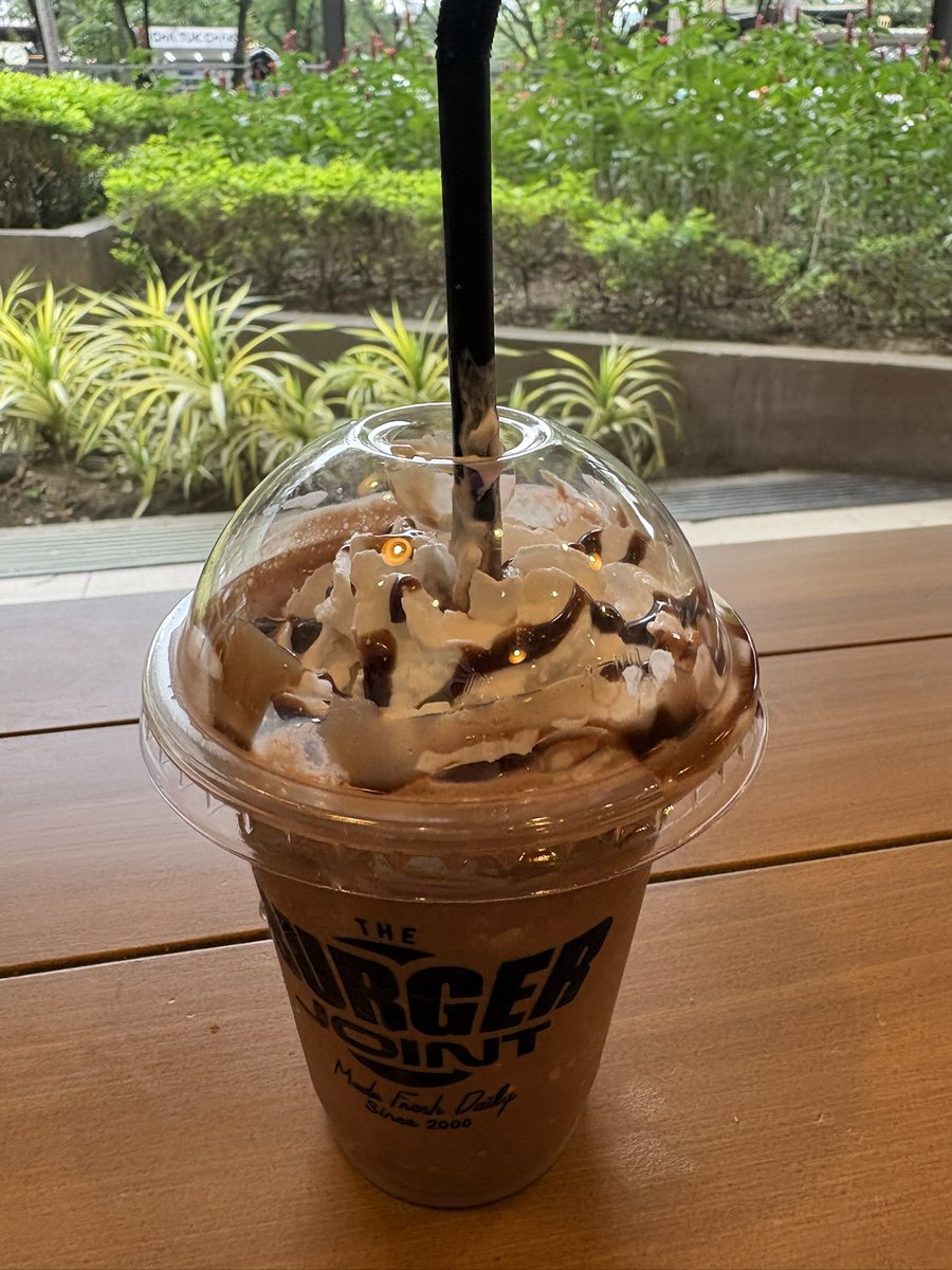 a_chan_123987's tweet image. セブ島　 美味しいハンバーガー屋さん。チョコレートのシェイク美味しかった。（なんかシェイク久しぶり！ゼブであまりミルクシェイクってみないきがする）ジョイントバーガーが25周年らしくTシャツやタンブーがありました🍔かわいい

#BurgerJoint
#ハンバーガー
#チョコレートシェイク
#セブグルメ