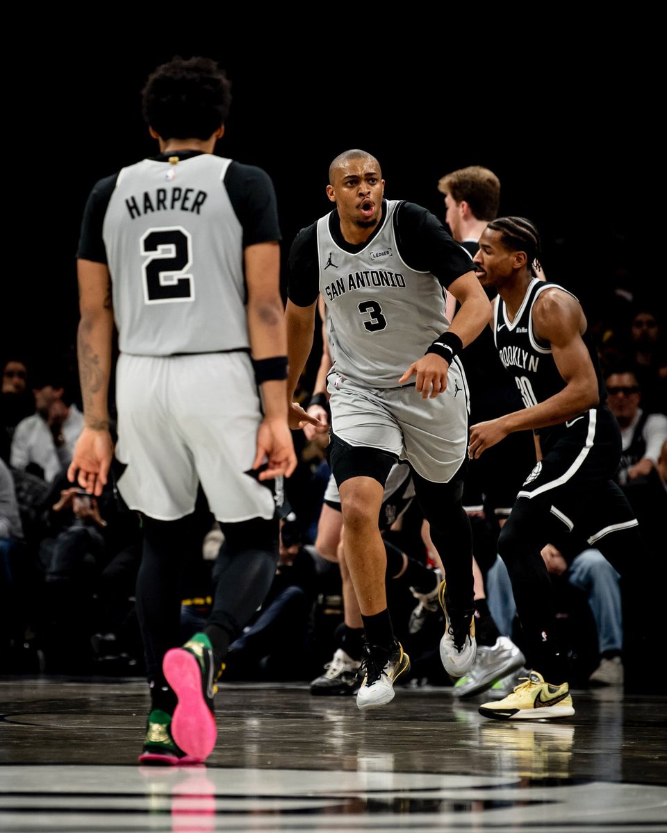 San Antonio Spurs, Şubat ayını NAMAĞLUP bitirdi 🔥 

✅112-103
✅116-106
✅135-123
✅138-125
✅136-108
✅126-113
✅121-94
✅139-122
✅114-103
✅110-107
✅126-110

• NBA tarihinde, bir ay içerisindeki her maçı 110+ sayı atarak kazanan ilk takım (Minimum 10 maçta)
